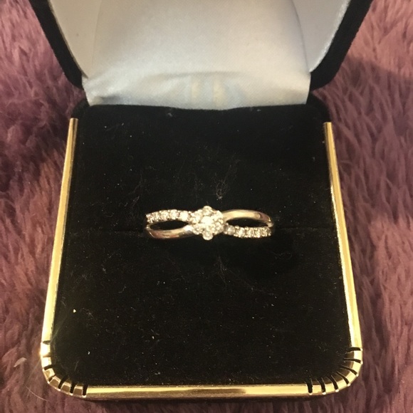 Designer Vintage 10K White Gold Natural Diamond Ring- - Picture 7 of 16